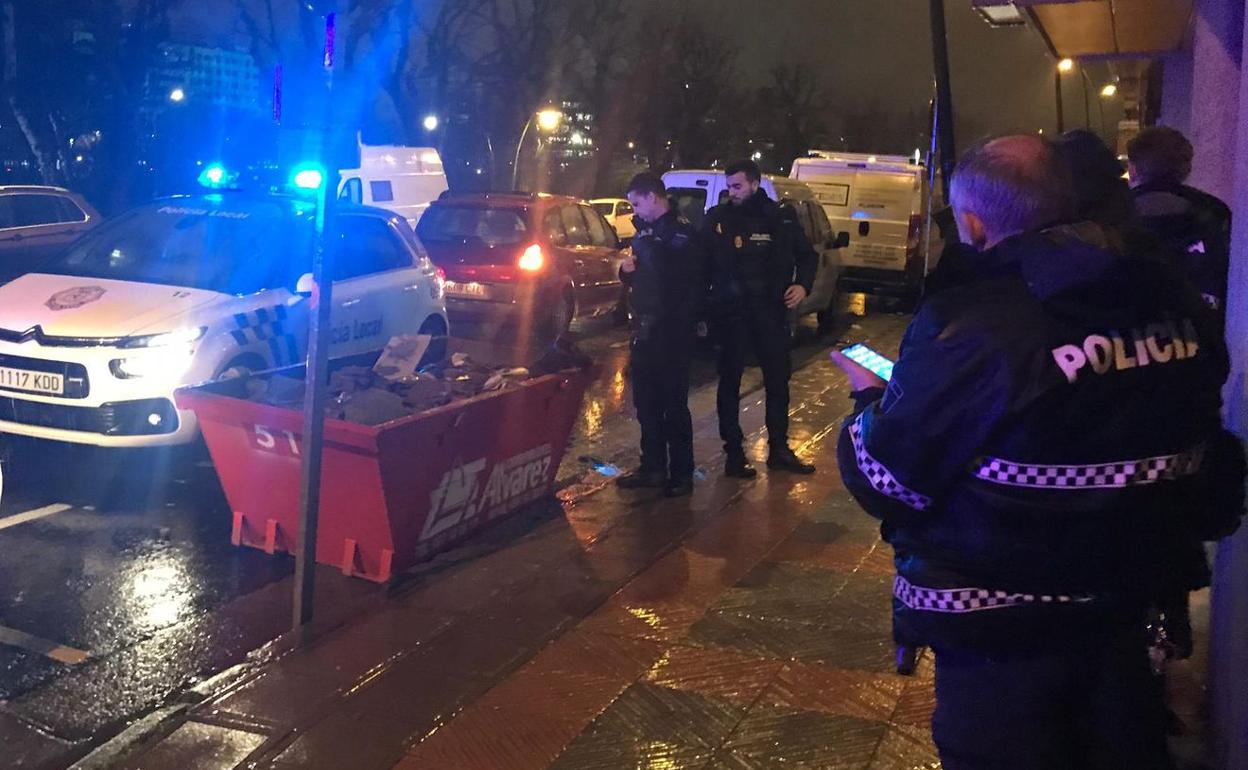 Efectivos policiales, en el lugar donde se localizaron los restos humanos.