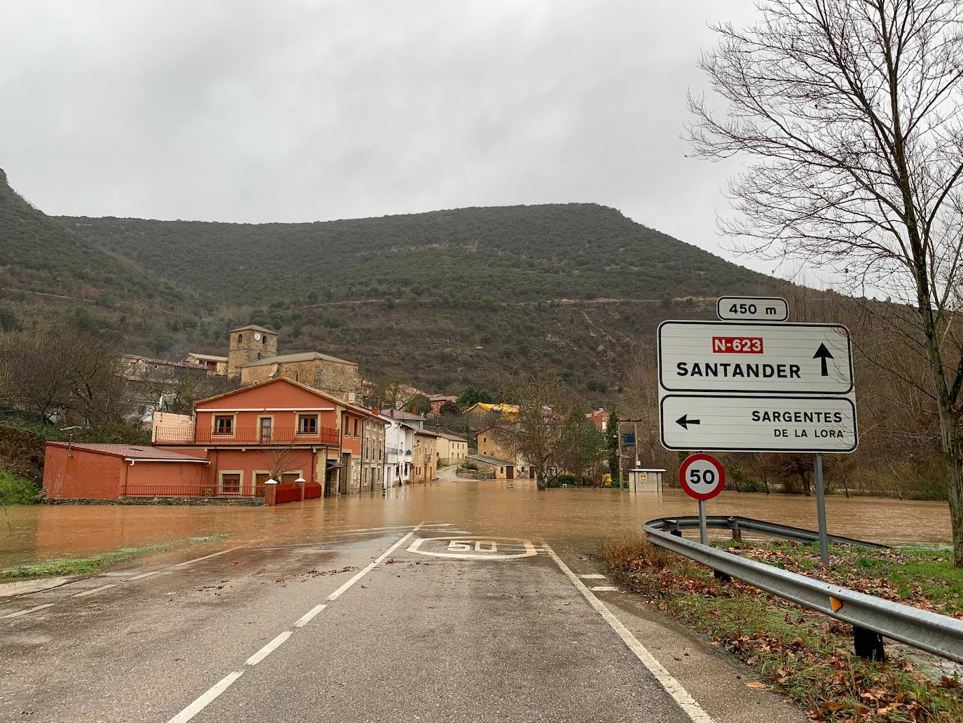 Las crecidas de los ríos han provocado varios cortes de carretera en la provincia.