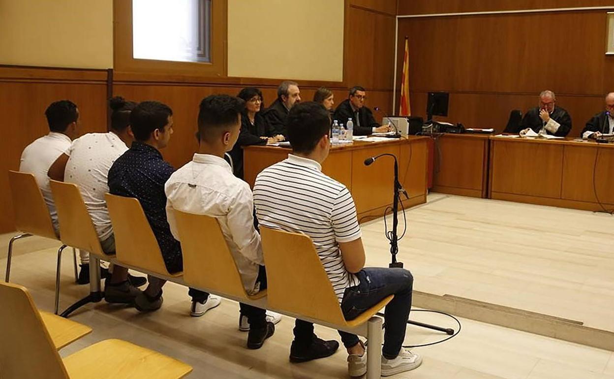 Los miembros de La Manada de Manresa durante la celebración del juicio. 