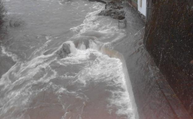 El río Carrión alcanza las calles de Velilla tras desbordarse.