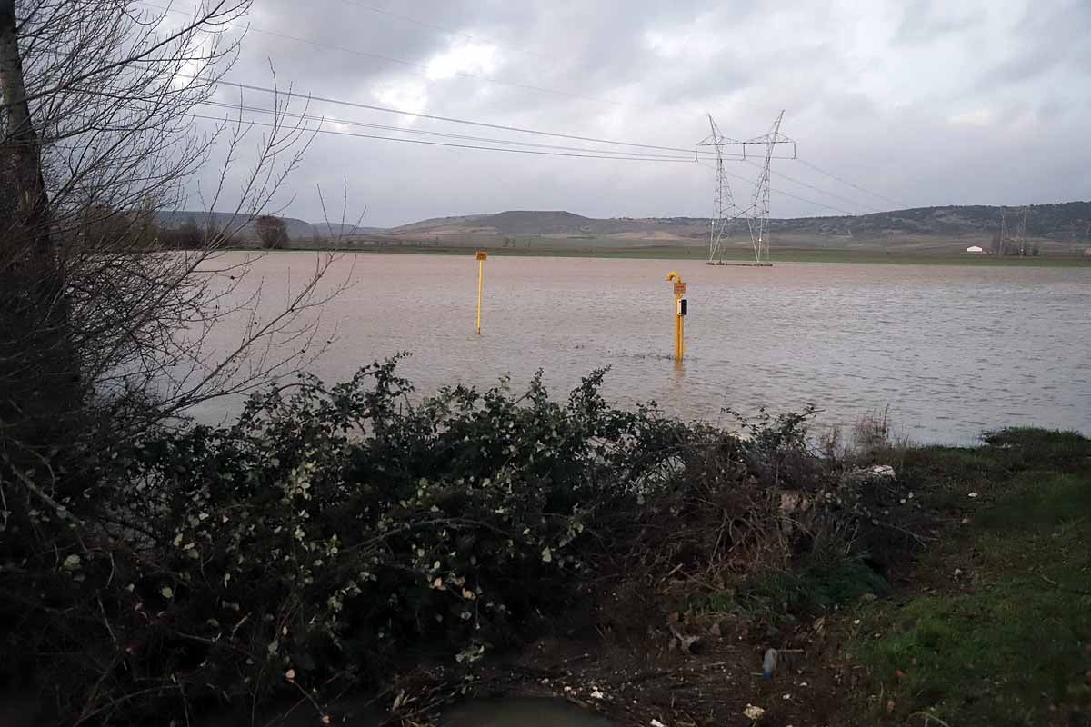 El río Ubierna ha anegado la carretera CL-629 a su llegada a Sotopalacios. El sábado un carril permanecía cortado.