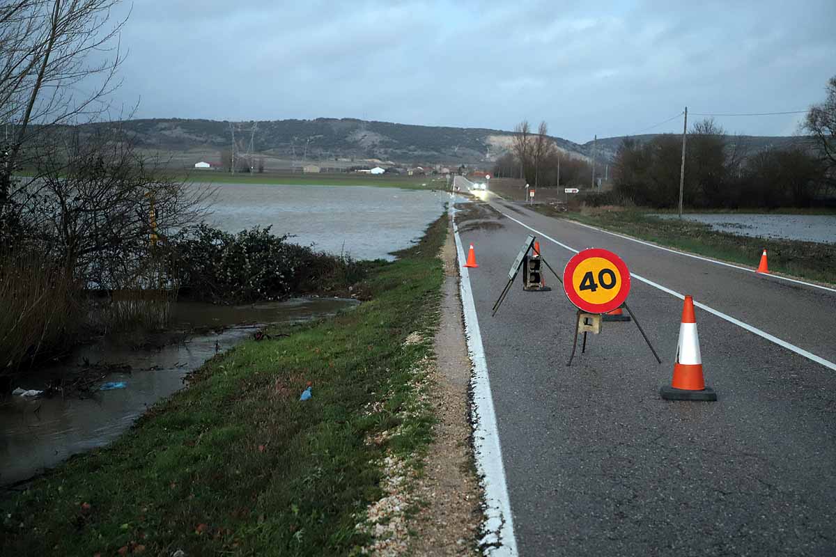 El río Ubierna ha anegado la carretera CL-629 a su llegada a Sotopalacios. El sábado un carril permanecía cortado.