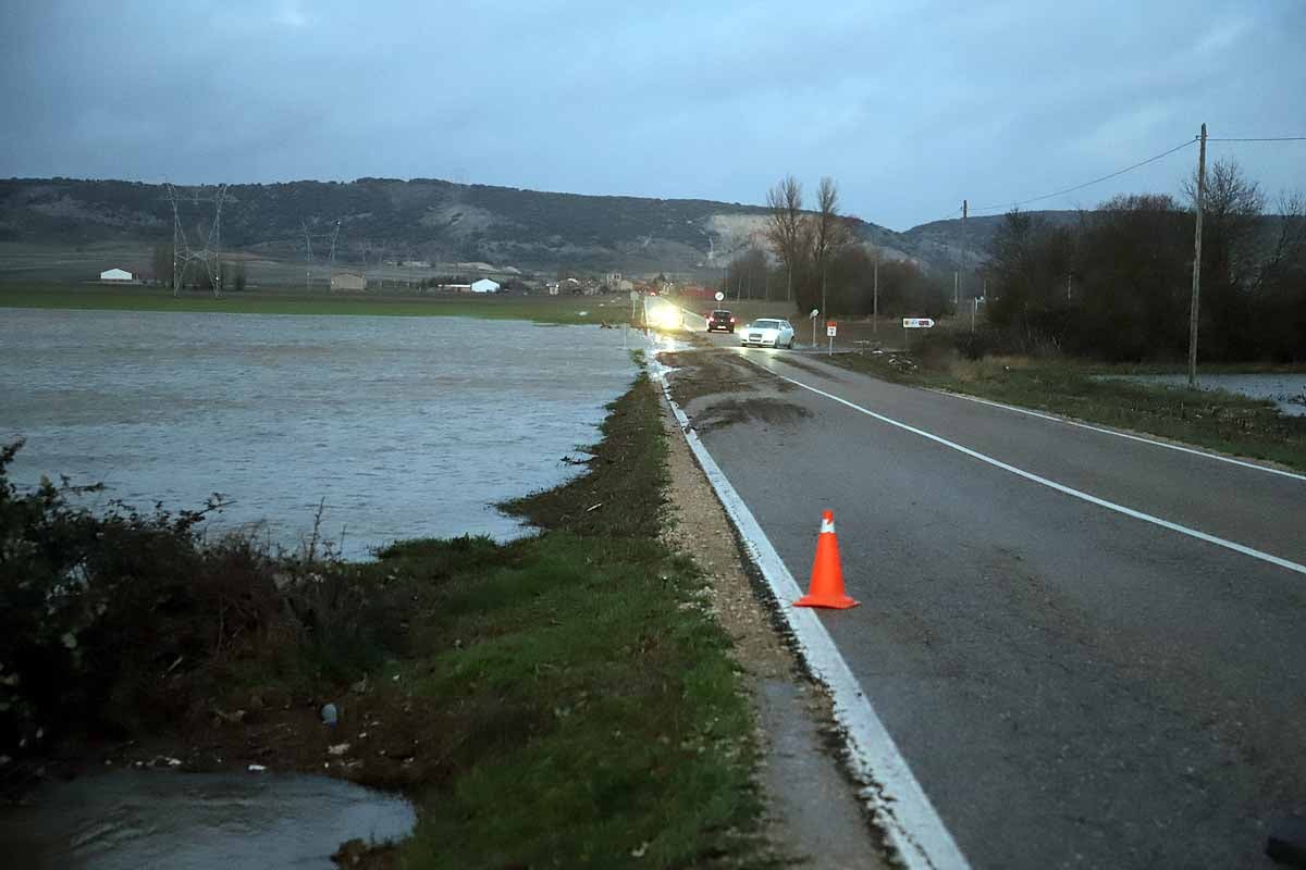 El río Ubierna ha anegado la carretera CL-629 a su llegada a Sotopalacios. El sábado un carril permanecía cortado.