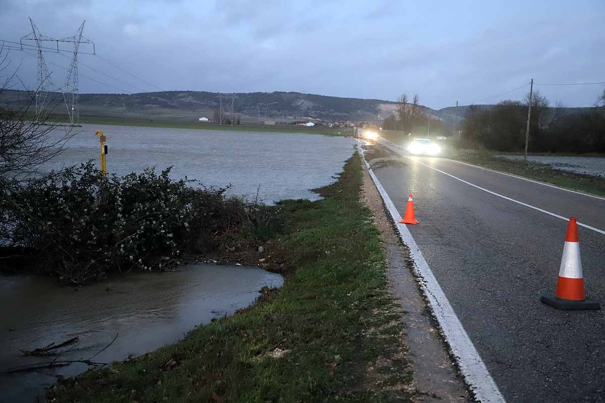 El río Ubierna ha anegado la carretera CL-629 a su llegada a Sotopalacios. El sábado un carril permanecía cortado.