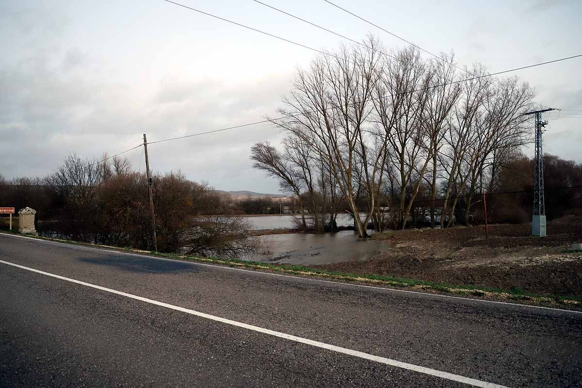 El río Ubierna ha anegado la carretera CL-629 a su llegada a Sotopalacios. El sábado un carril permanecía cortado.