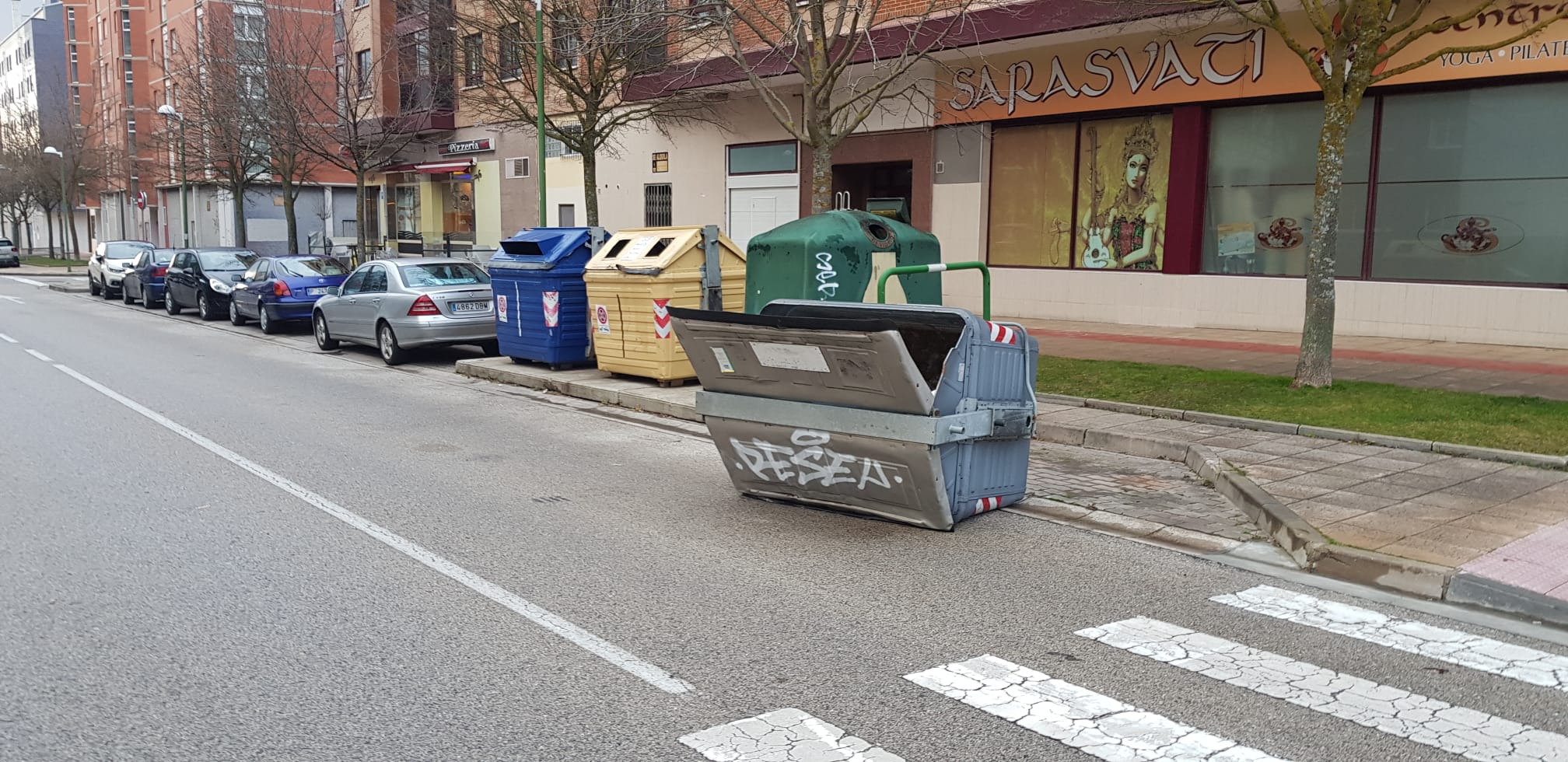 Los contenedores también han sido víctimas del viento. 