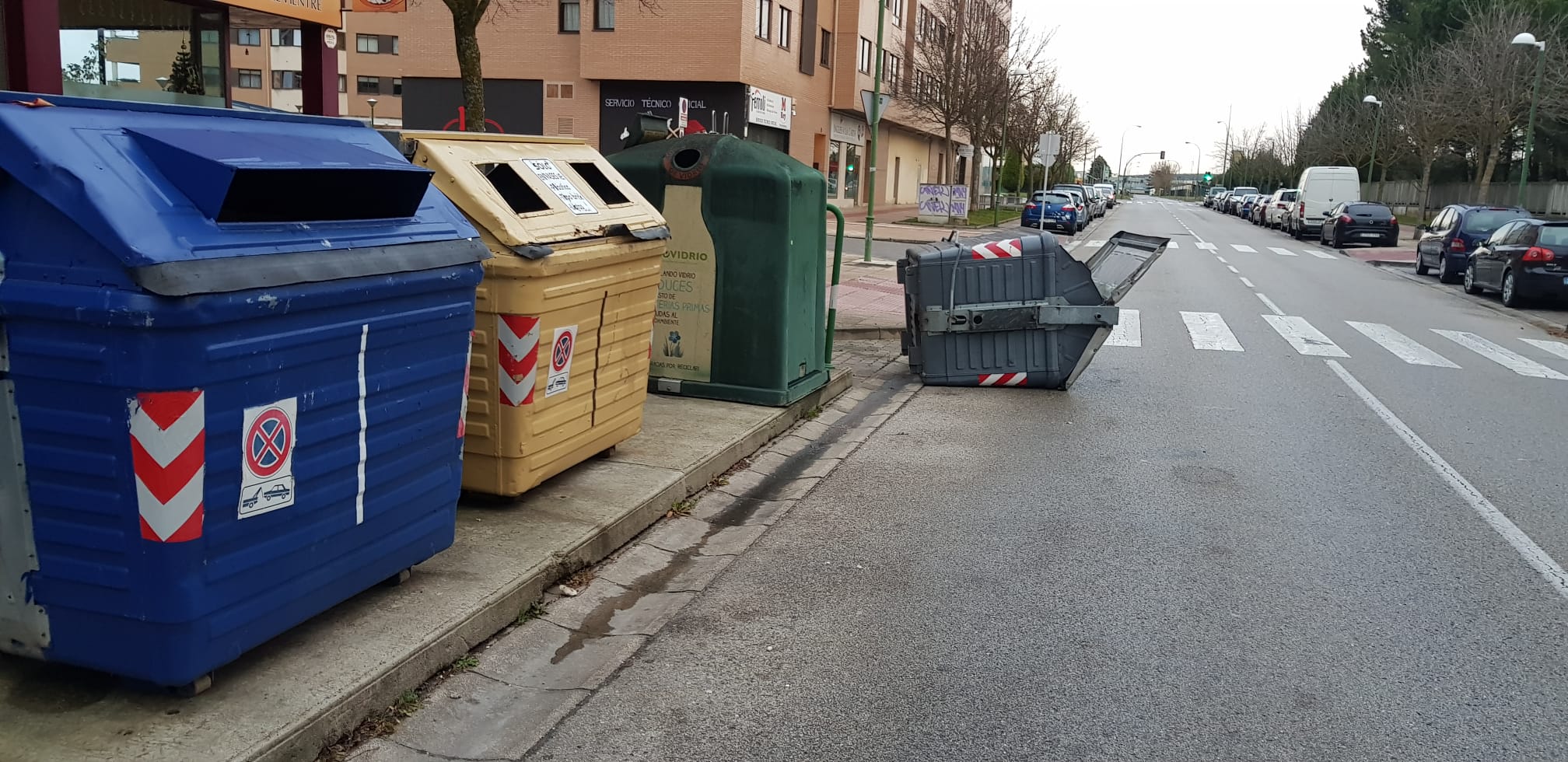 Los contenedores también han sido víctimas del viento. 