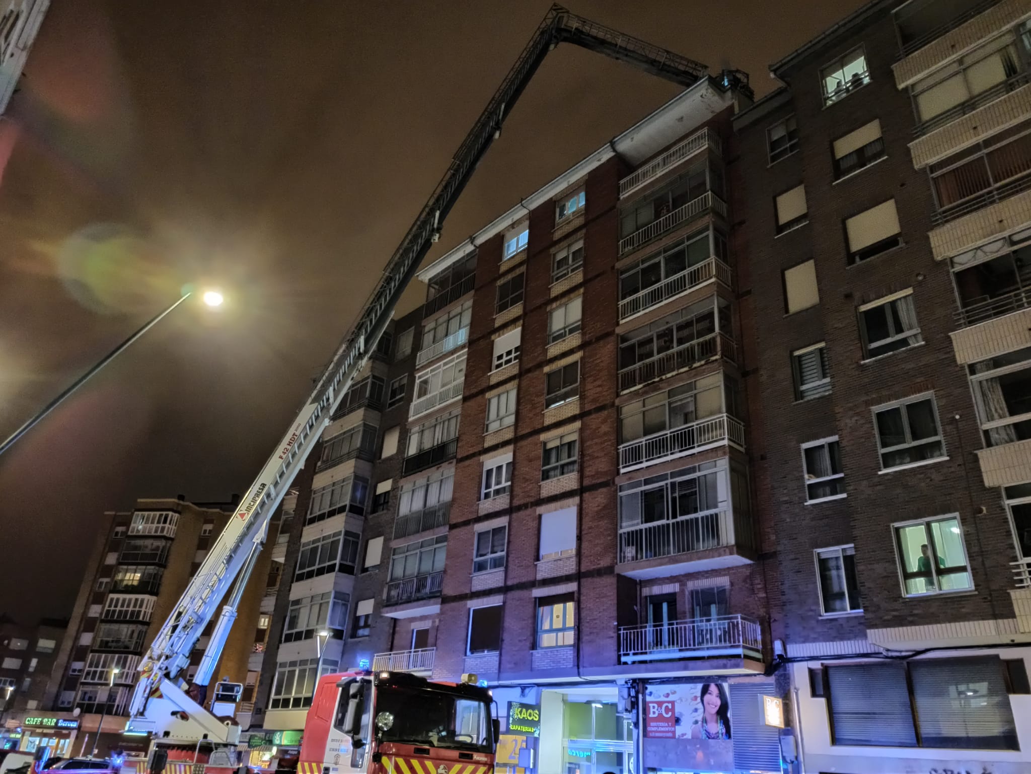 Sólo en la capital, los bomberos han atendido más de cien emergencias durante una jornada en la que se han registrado rachas de viento de más de 100 kilómetros por hora. 