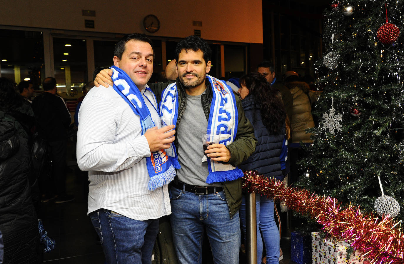 Cientos de burgaleses asaltan el Buesa Arena. 