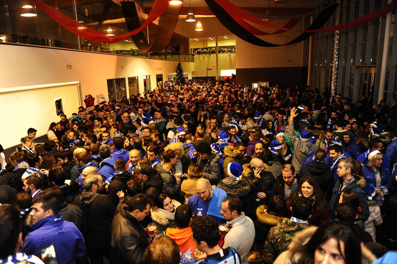 Cientos de burgaleses asaltan el Buesa Arena. 