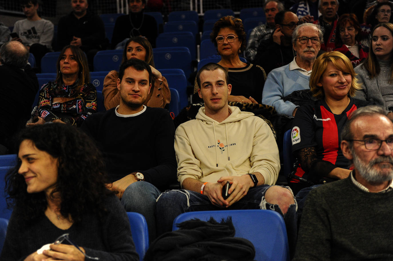 Cientos de burgaleses asaltan el Buesa Arena. 