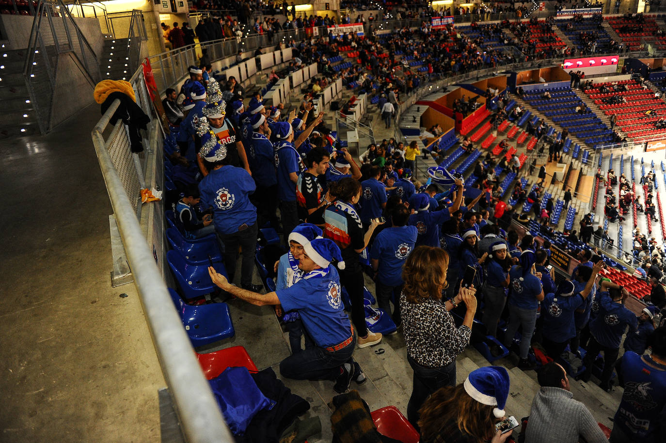 Cientos de burgaleses asaltan el Buesa Arena. 