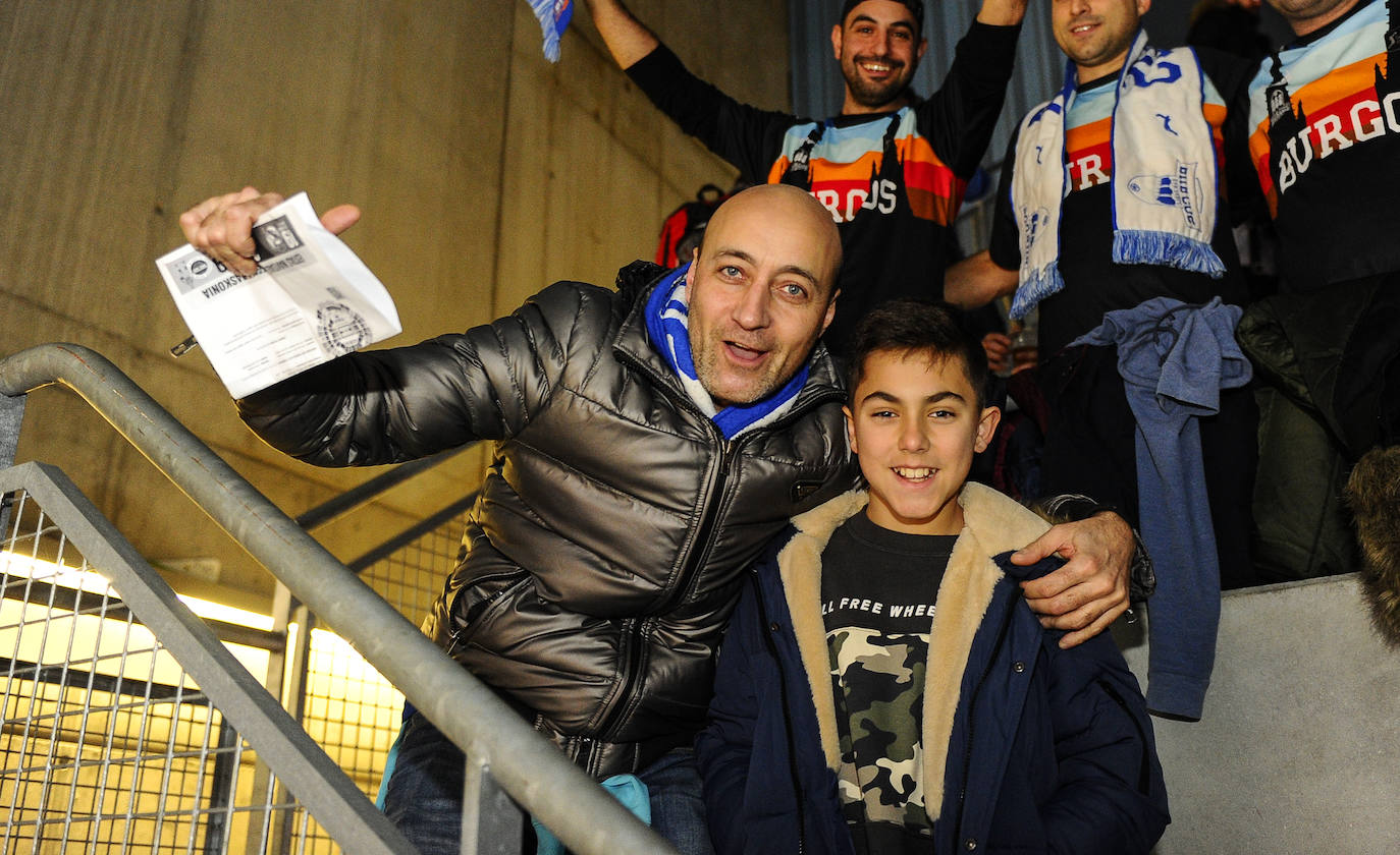 Cientos de burgaleses asaltan el Buesa Arena. 