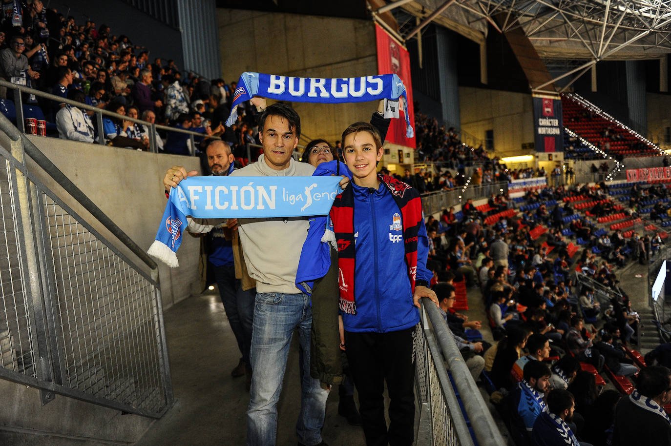 Cientos de burgaleses asaltan el Buesa Arena. 