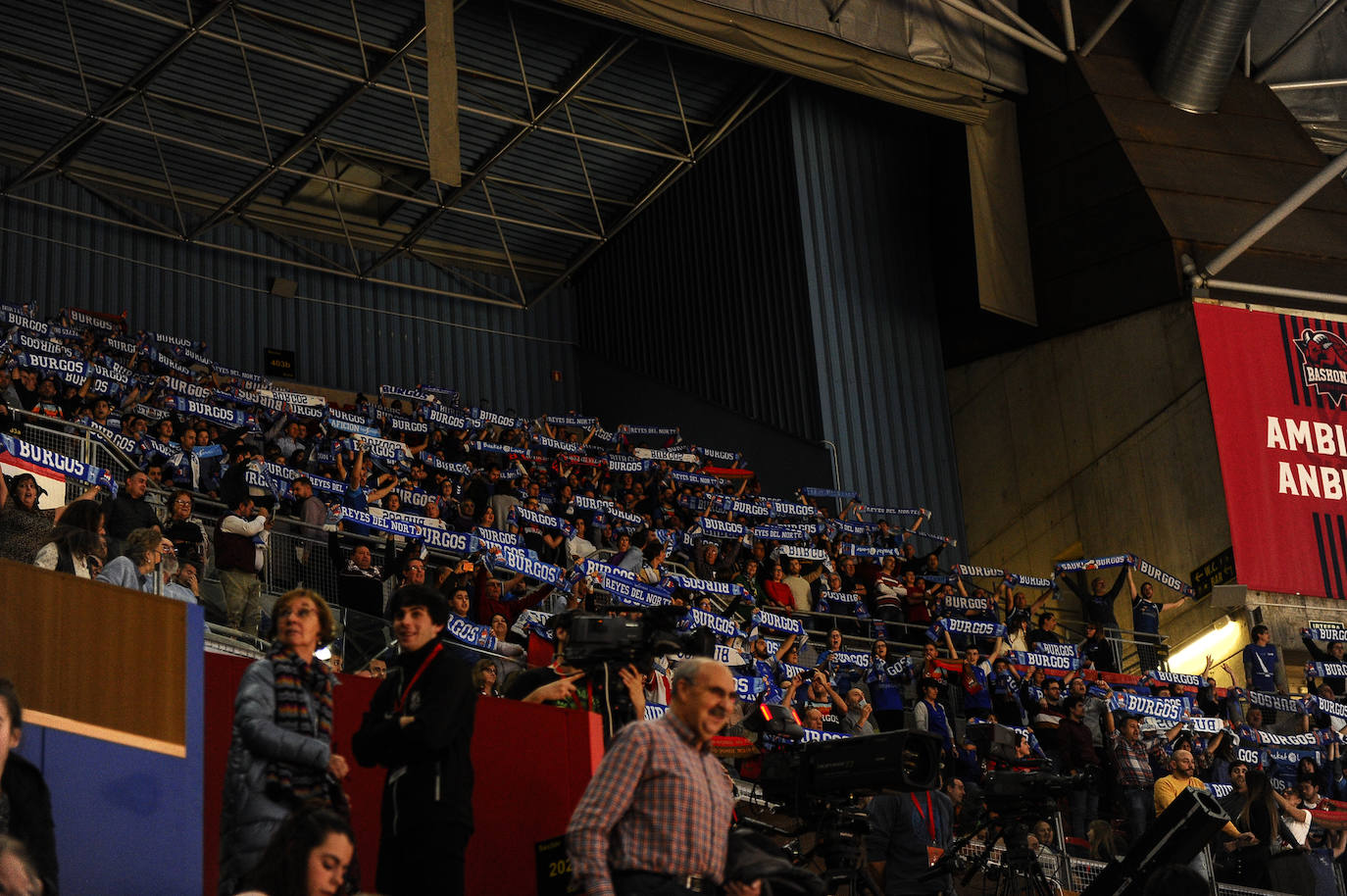 Cientos de burgaleses asaltan el Buesa Arena. 