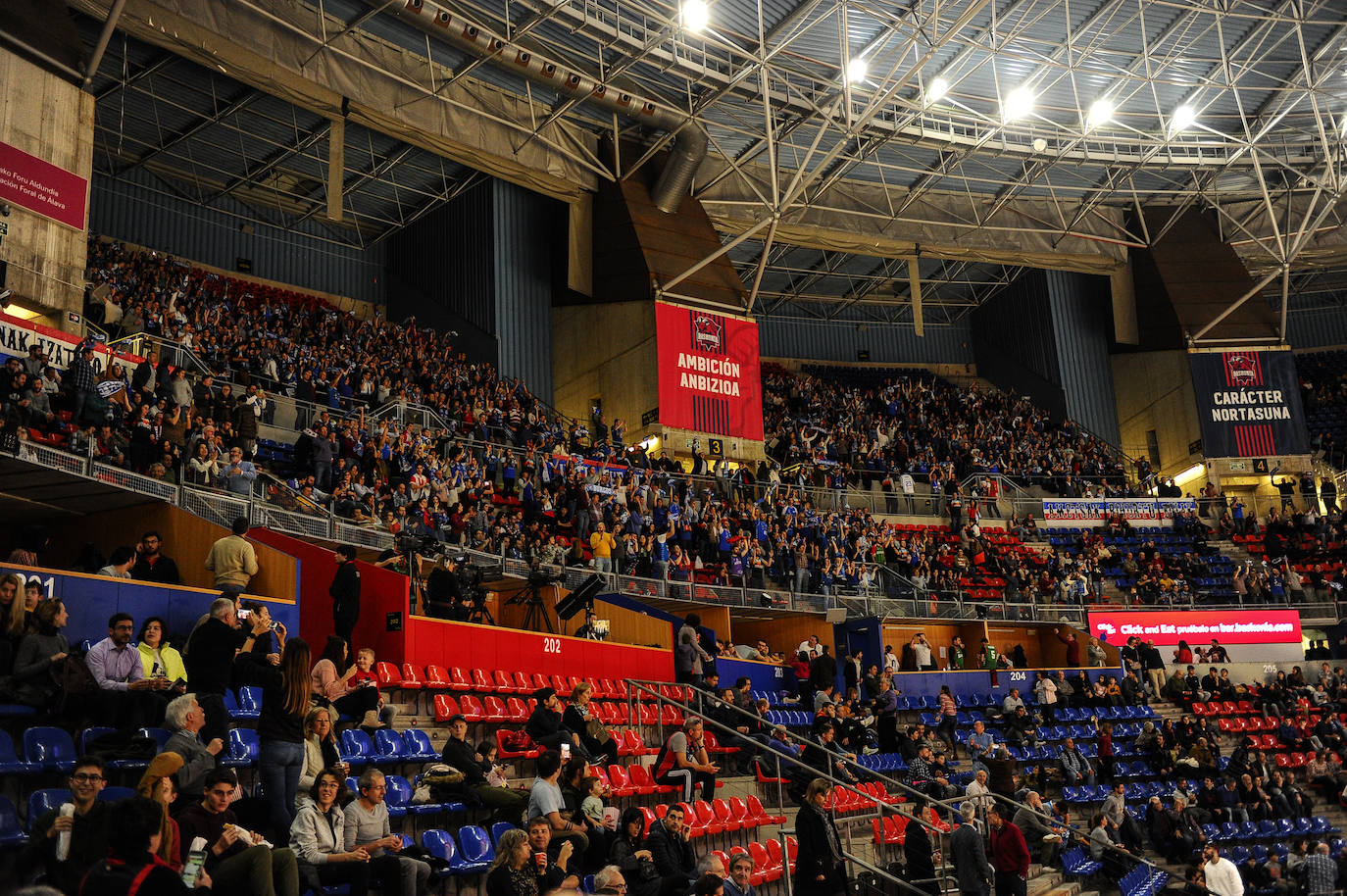 Cientos de burgaleses asaltan el Buesa Arena. 