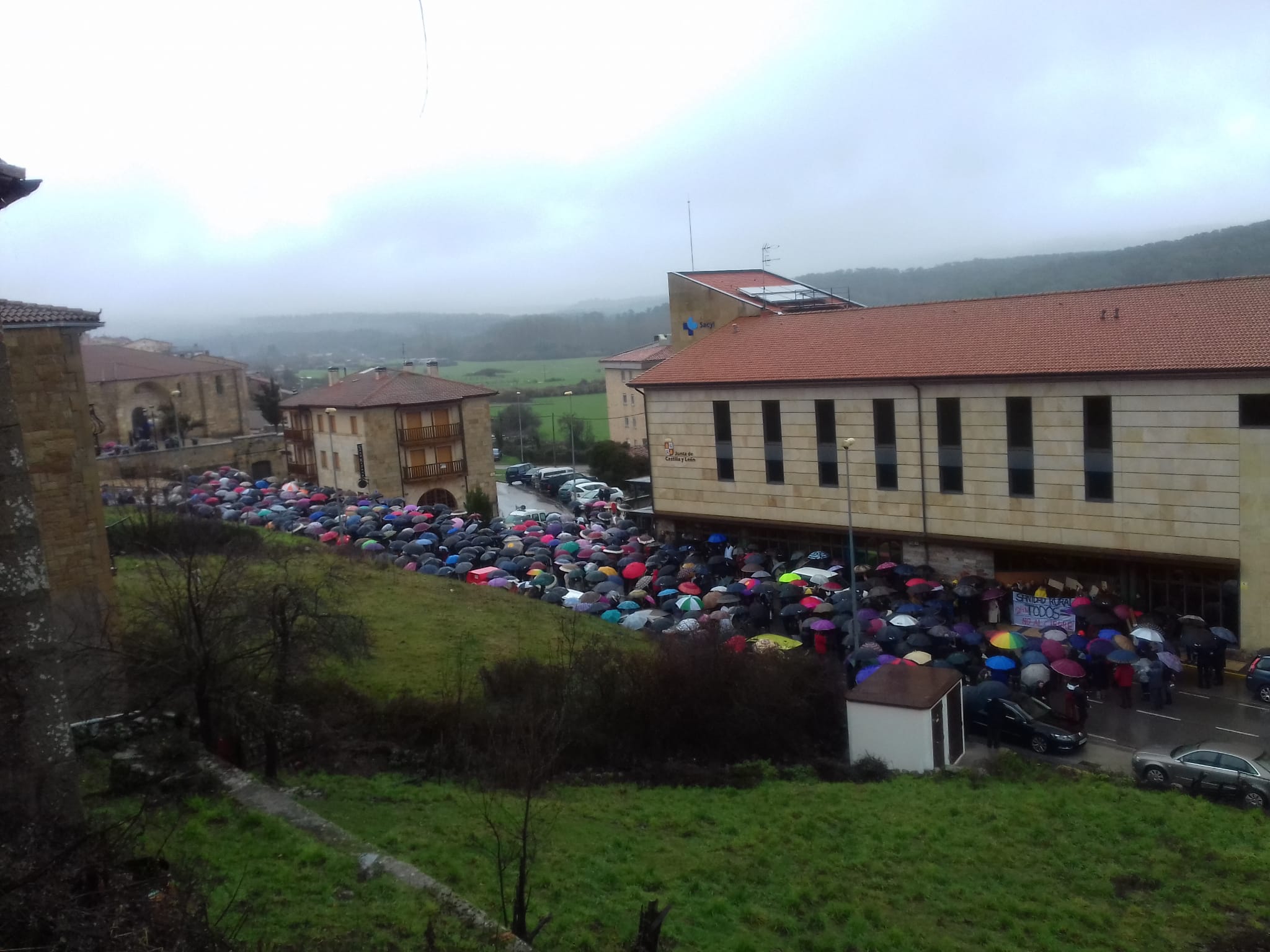 Los vecinos de Quintanar y su comarca protestan por el cierre del centro de salud de la localidad durante el día de Nochebuena. 