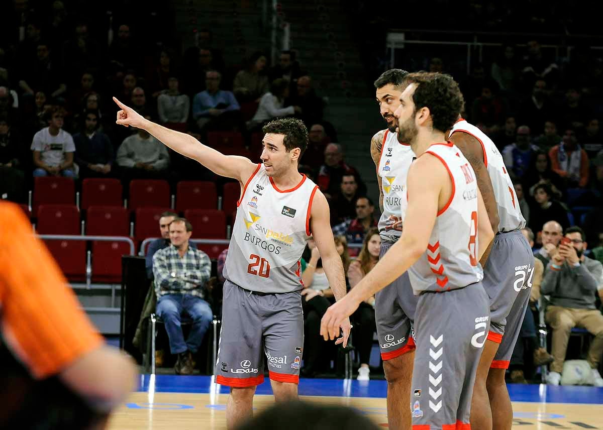 Celebración de los jugadores junto a los burgaleses que se han desplazado hasta Vitoria. 