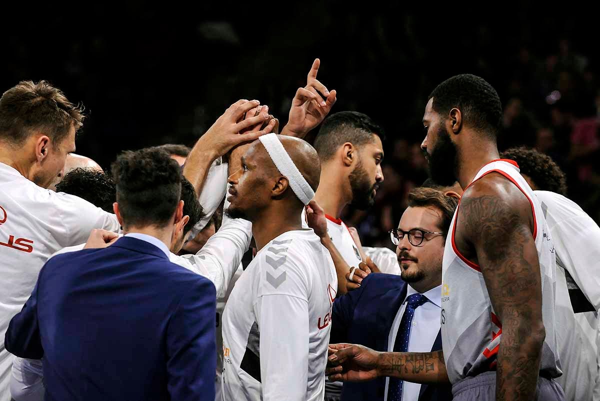 Celebración de los jugadores junto a los burgaleses que se han desplazado hasta Vitoria. 