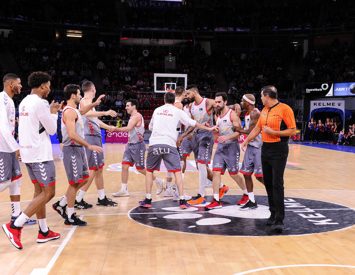 Celebración de los jugadores junto a los burgaleses que se han desplazado hasta Vitoria. 