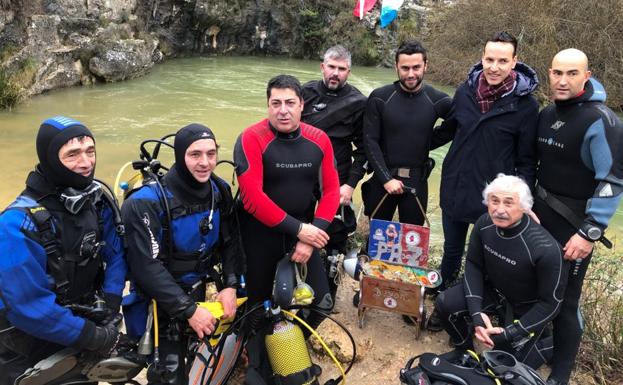 El Club Delfín Burgos realiza un año más con éxito la bajada del belén al Pozo Azul pese a las adversas condiciones meteorológicas