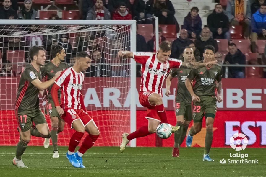 El Mirandés se adelantó en el minuto 20 y Merquelanz, ya en el anochecer, en el tiempo añadido, redondeó la victoria castellanoleonesa.