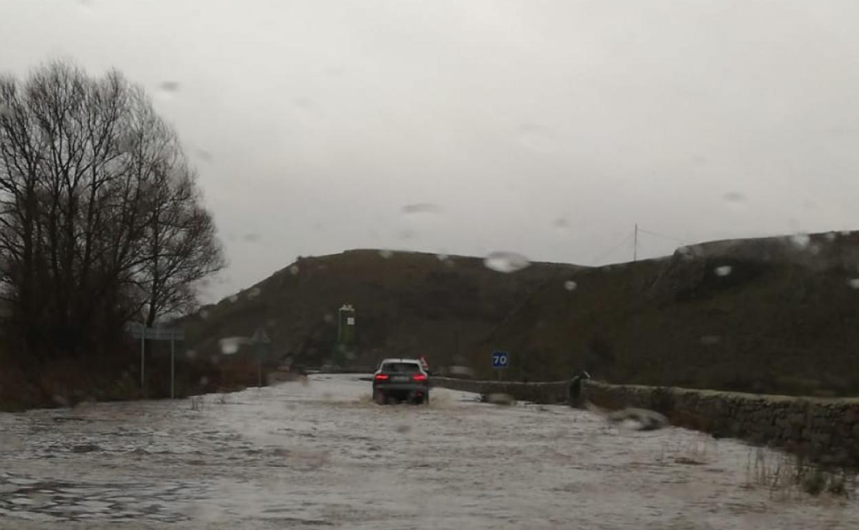 Las inundaciones mantienen cortadas cinco carreteras secundarias de León, Ávila, Valladolid y Salamanca