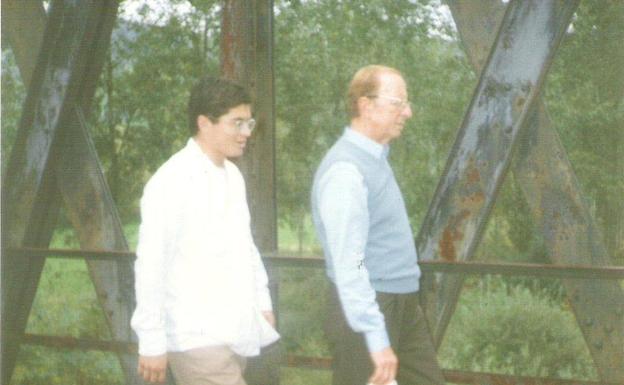 Marcial Maciel (d), fundador de los Legionarios de Cristo, junto a su discipulo Patricio Cerdá, en Ontaneda, Cantabria.