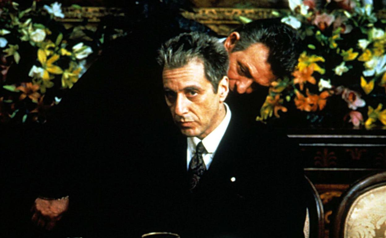 Al Pacino (sentado), en una escena de la película «El padrino III». 