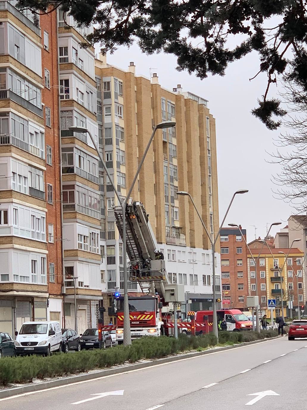 Bomberos de Burgos aseguran una chimenea que se había desestabilizado por el viento del temporal. 