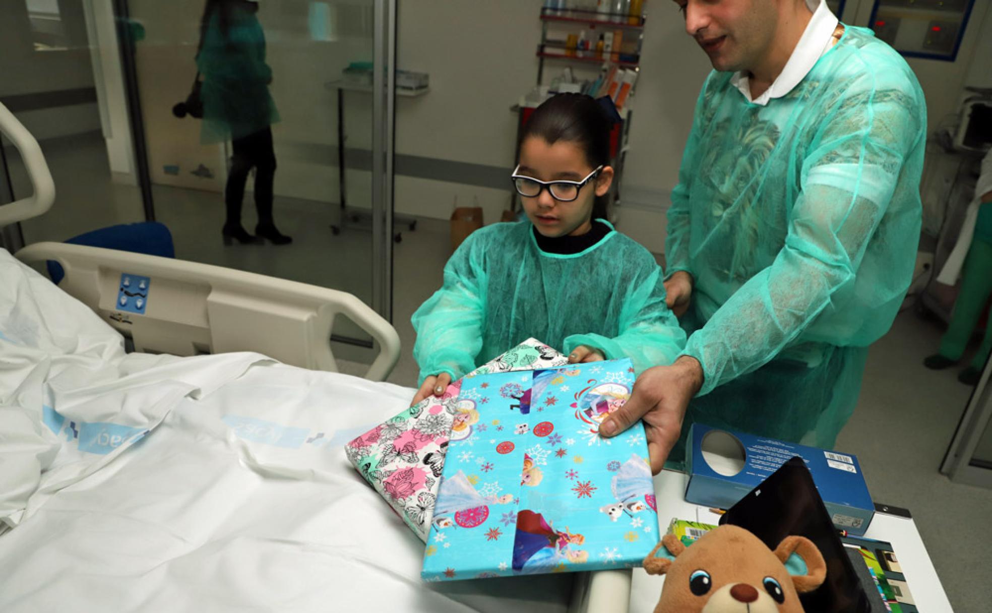 Abigail entrega regalos a los niños que están en la UCI de Pediatría