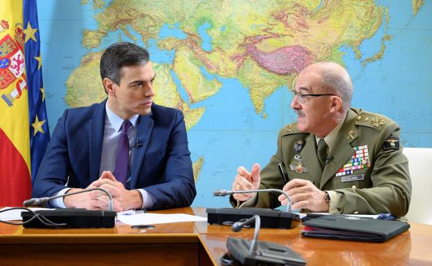 El presidente del Gobierno en funciones, Pedro Sánchez, junto al jefe del Estado Mayor de la Defensa (JEMAD), el general Fernando Alejandre.