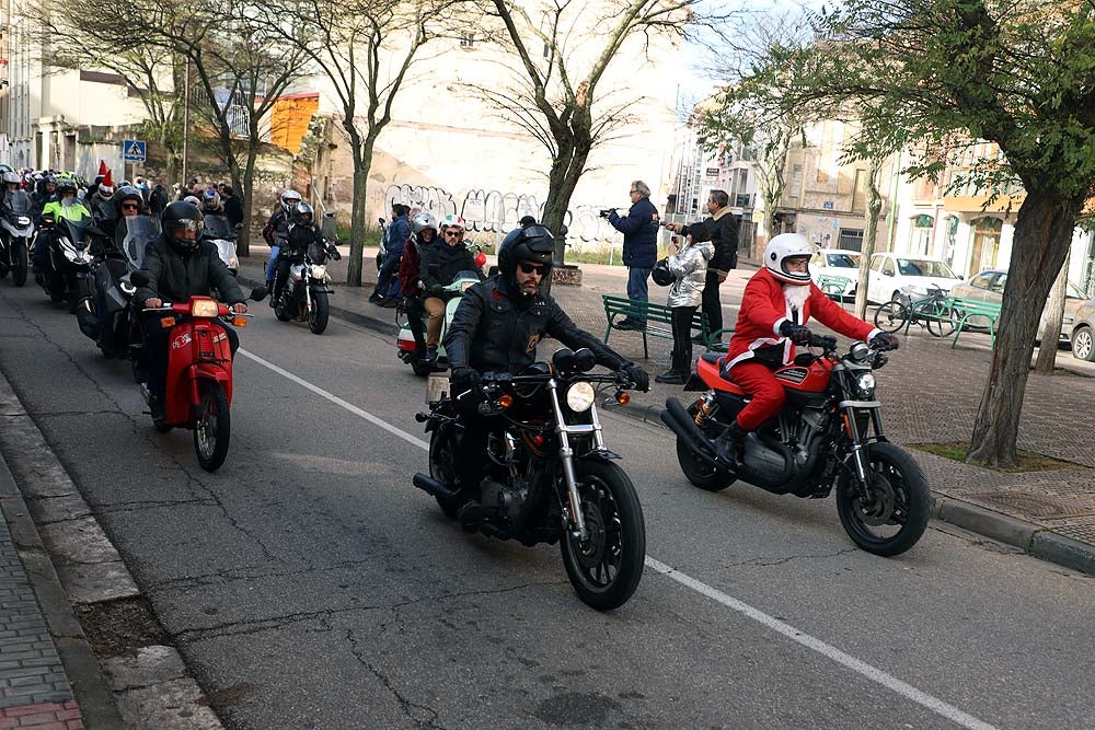 Papá Noel llega en moto