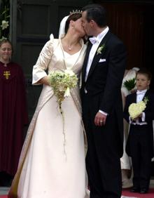 Imagen secundaria 2 - Arriba, el matrimonio con sus tres hijas. Abajo, a la derecha, vestido de mujer en Barcelona. A la izquierda, imagen del día de su boda. 