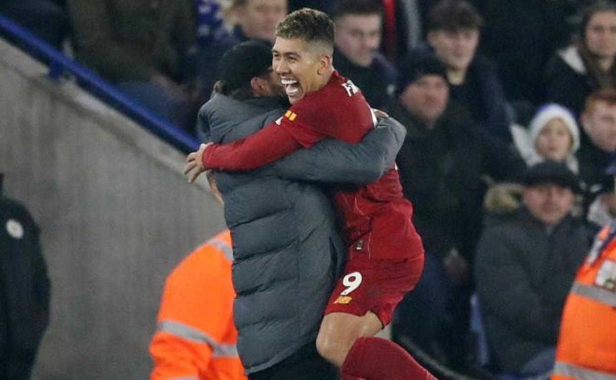 Jürgen Klopp se abraza con Firmino.