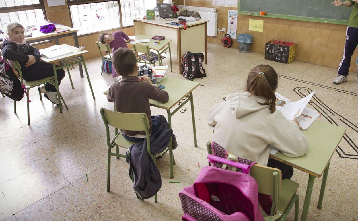 Un reducido número de niños asiste a clase en un colegio rural. 