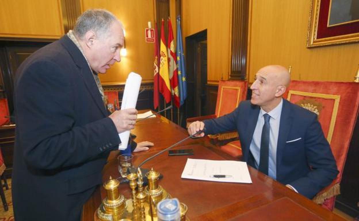 López Sendino (UPL) y José Antonio Diez (PSOE) conversan momentos antes del pleno.