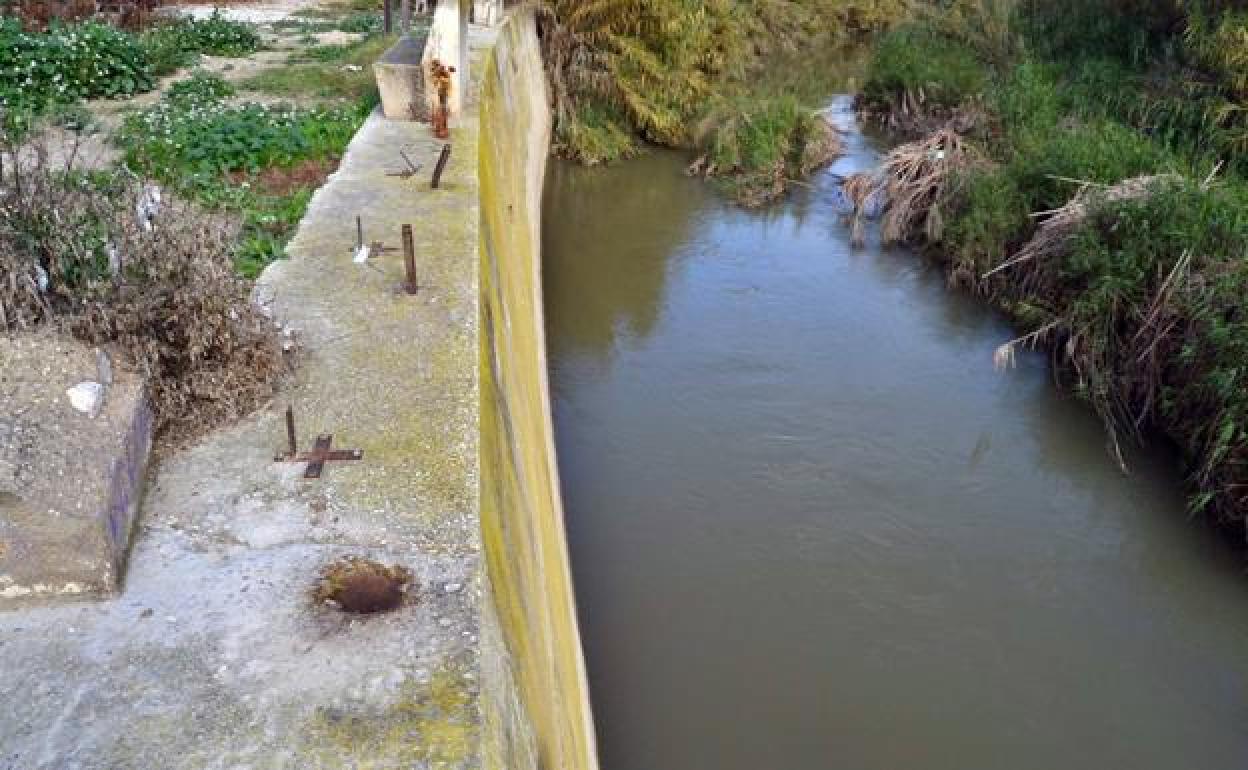 Lugar desde el que supuestamente habrían empujado al río al denunciante, poniendo en riesgo su vida. 