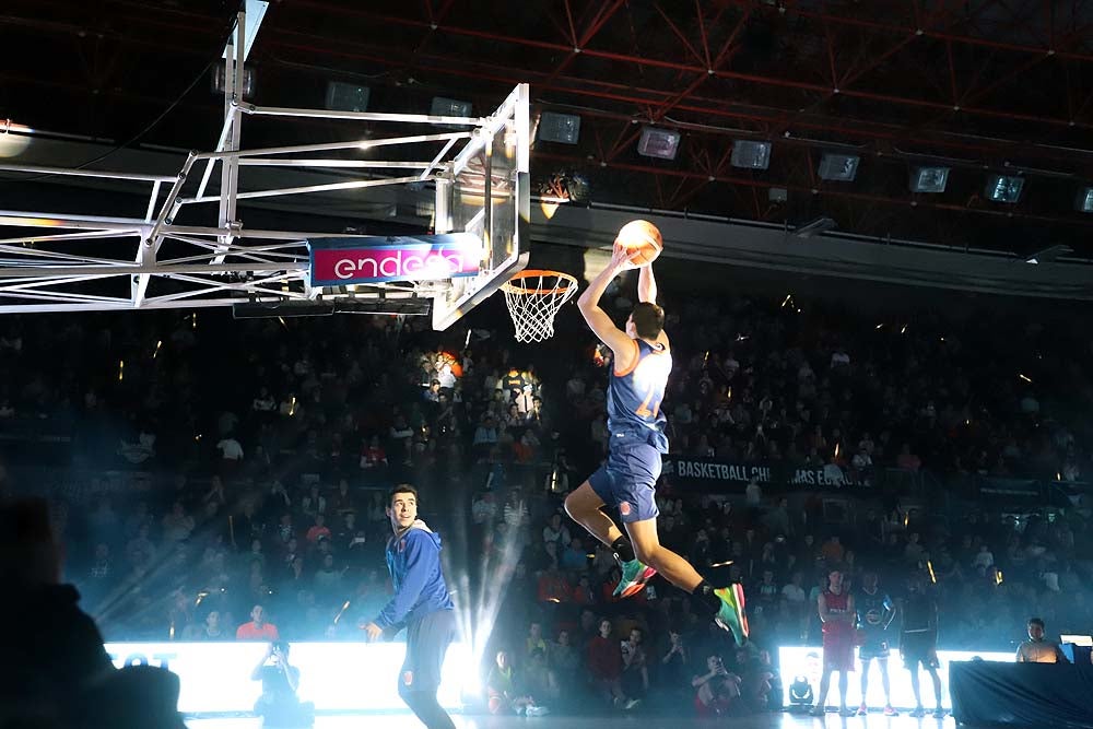 Smith machaca el aro recogiendo el balón sobre una niña subida a los hombros de un jugador