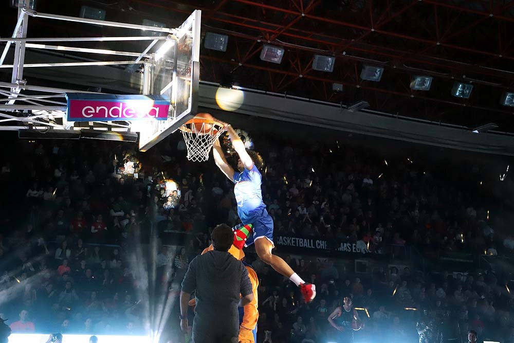 Smith machaca el aro recogiendo el balón sobre una niña subida a los hombros de un jugador