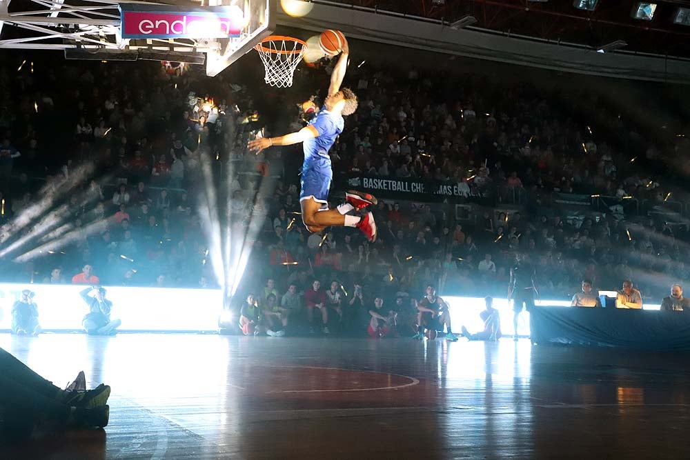 Smith machaca el aro recogiendo el balón sobre una niña subida a los hombros de un jugador