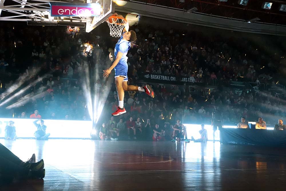 Smith machaca el aro recogiendo el balón sobre una niña subida a los hombros de un jugador