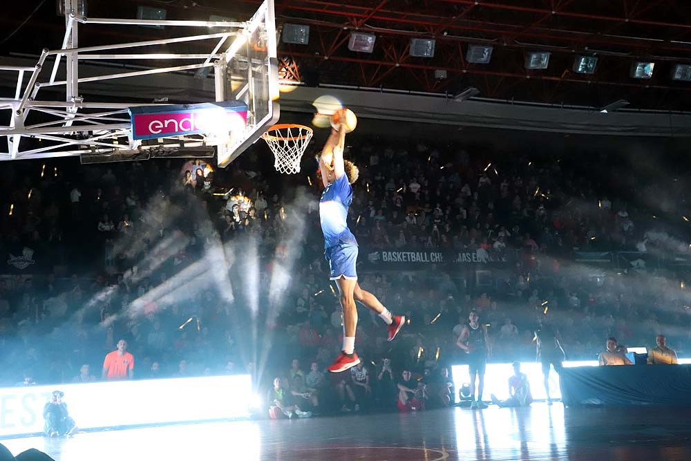 Smith machaca el aro recogiendo el balón sobre una niña subida a los hombros de un jugador