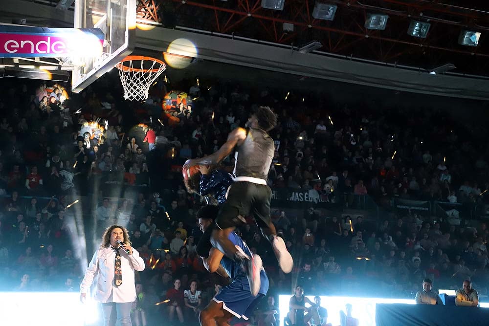 Smith machaca el aro recogiendo el balón sobre una niña subida a los hombros de un jugador