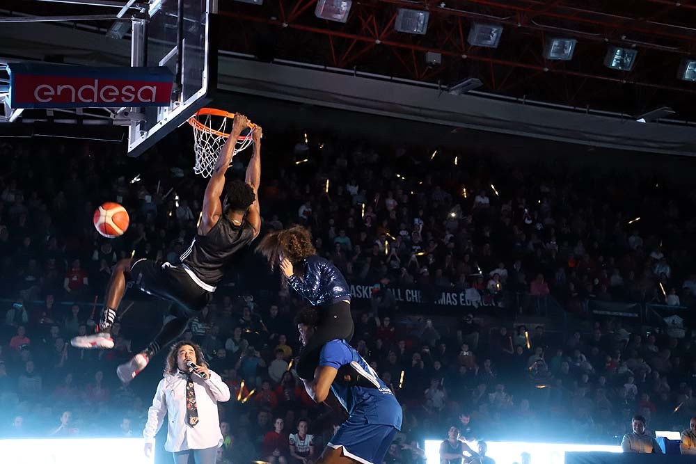 Smith machaca el aro recogiendo el balón sobre una niña subida a los hombros de un jugador