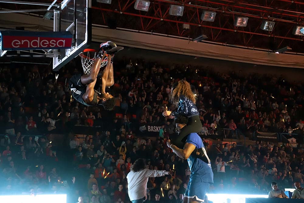 Smith machaca el aro recogiendo el balón sobre una niña subida a los hombros de un jugador