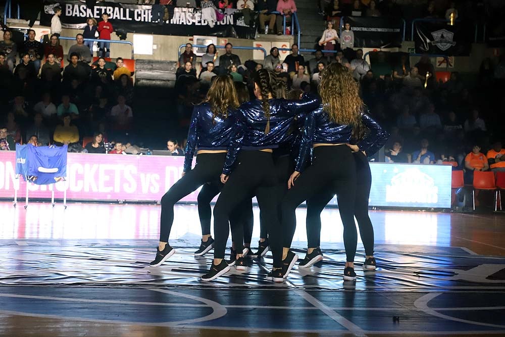 Smith machaca el aro recogiendo el balón sobre una niña subida a los hombros de un jugador
