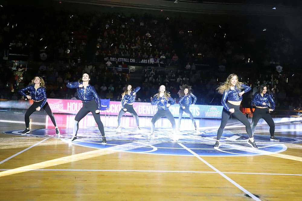 Smith machaca el aro recogiendo el balón sobre una niña subida a los hombros de un jugador