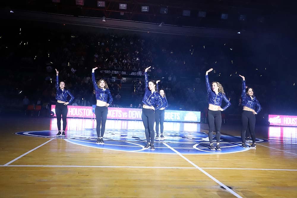 Smith machaca el aro recogiendo el balón sobre una niña subida a los hombros de un jugador