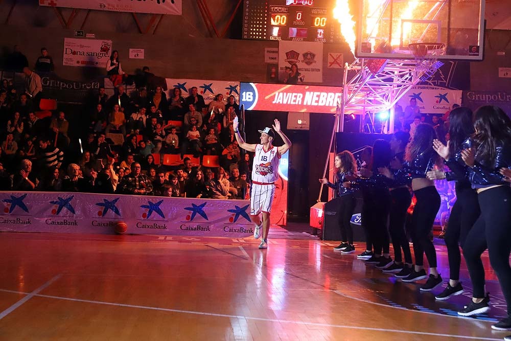 Smith machaca el aro recogiendo el balón sobre una niña subida a los hombros de un jugador